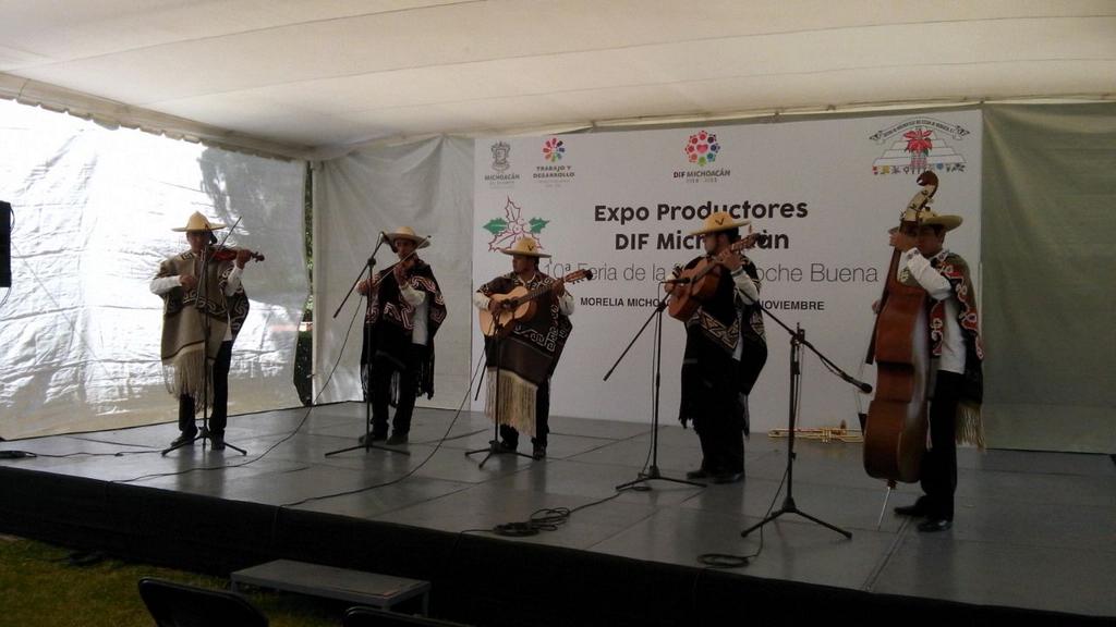 DIF_Michoacan's tweet photo. @DIFMICH Diversas actividades en #EXPODIF con la participación de alumnas de Zumba y grupos musicales tradicionales http://t.co/6MGc212Z2R