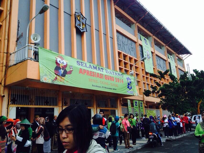 infosurabaya's tweet photo. 05.30 | Macet di sekitaran Gelora 10 Nov. Acara apresiasi guru 2014, padat mulai THR. #LalinSby via @NHAZMONTANA http://t.co/wyZ0QQJpm6