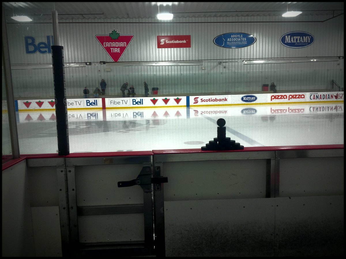 Proskatecorner's tweet photo. It's finally game time with the @toaeros vs the @OttawaLadySens. @BellSensplex #blackandred #GoAeros http://t.co/ZzMxyYVeWo