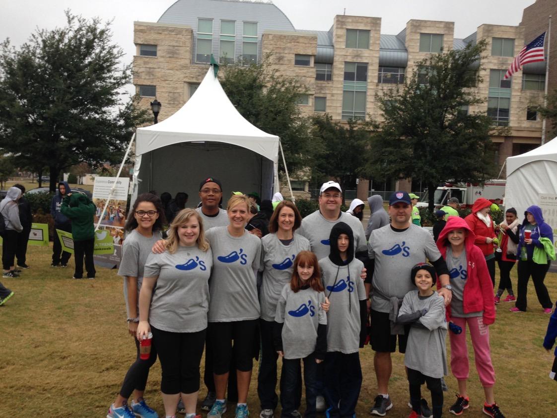 susanelbedeiwy's tweet photo. Chili's Domestic Franchise Team getting ready for the St. Jude Give Thanks.Walk. #teamstephanie http://t.co/3aVT6O2OCt