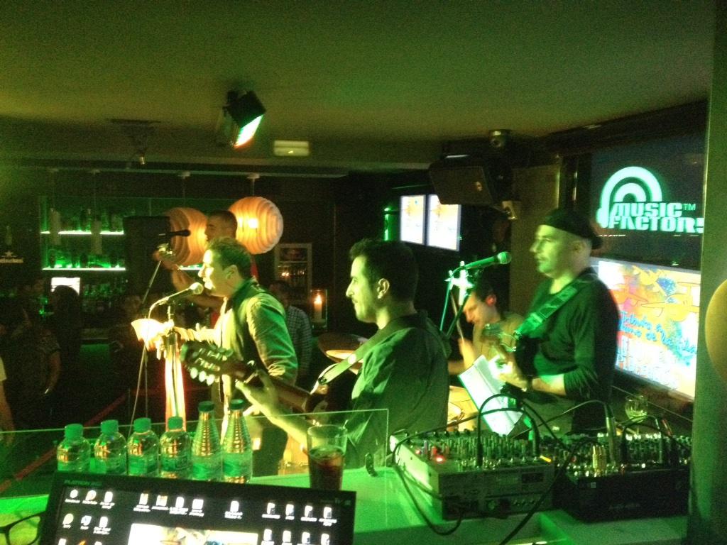 MusicFactorySal's tweet photo. Que buenos son @AvionesPlatea2 y que ambientazo en @MusicFactorySal !!! http://t.co/sn193fjdOx