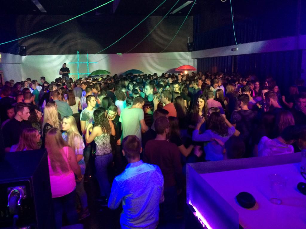 Oakmadness's tweet photo. Het is gewoon volle bak hoor, gewoon gezellig! http://t.co/mK5p9WZVcf