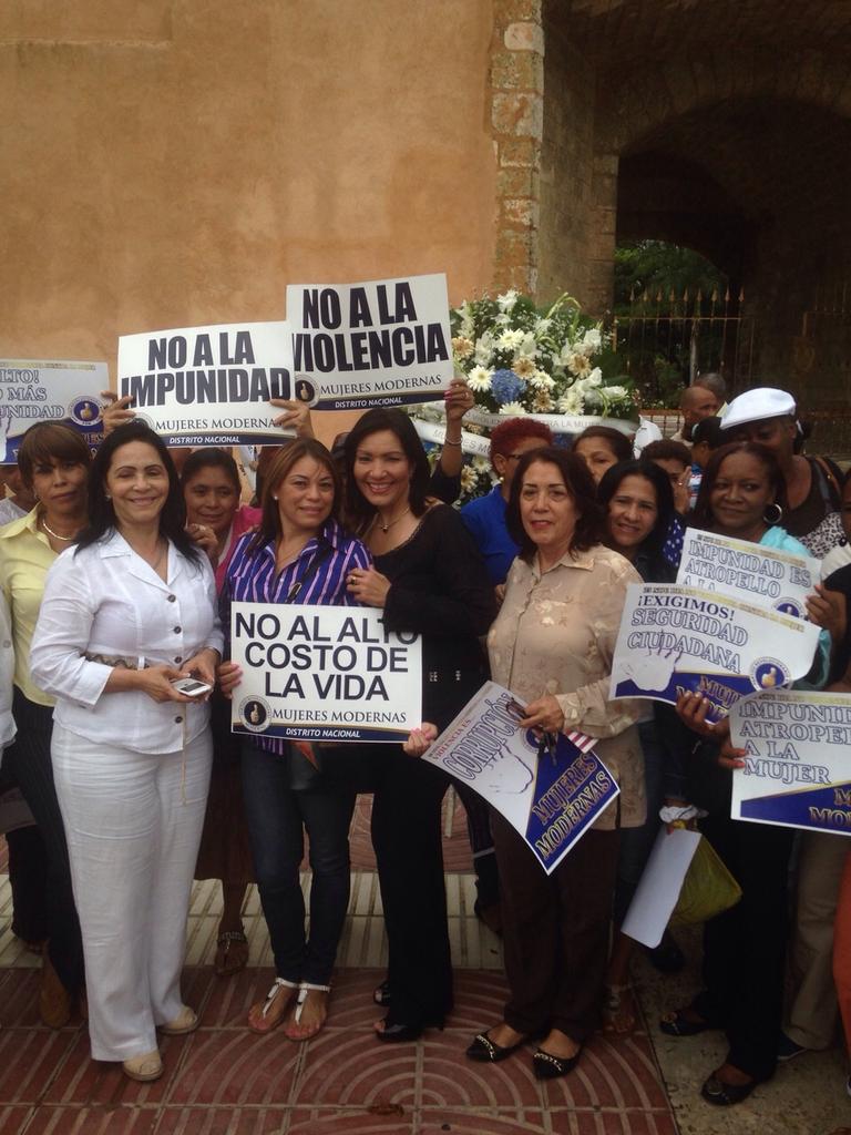 GeanildaVasquez's tweet photo. #Latepost Apoyando a las @MujeresJPRM hoy sabado en parada civica dia internacional no violencia contra la mujer http://t.co/msw7CXoK7F