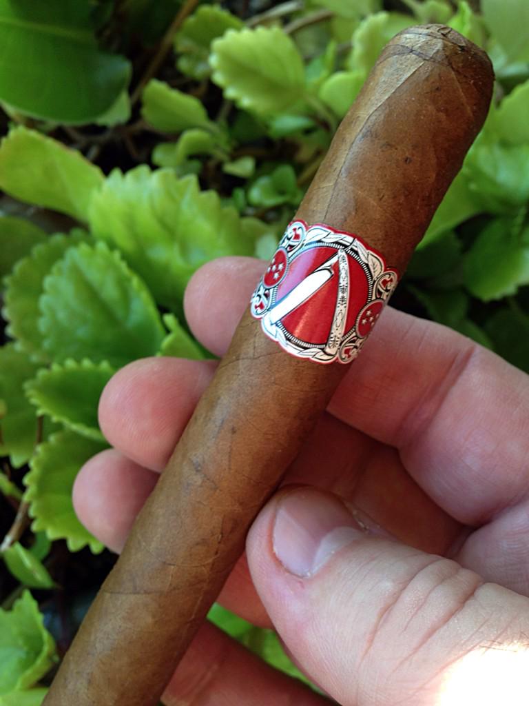 cigarsmoke's tweet photo. @LaBarbaCigars great after dinner cigar! Cedar with notes of burnt carmel and sweet tea! #cigarsmoke #nowsmoking http://t.co/fIkQy13Onf