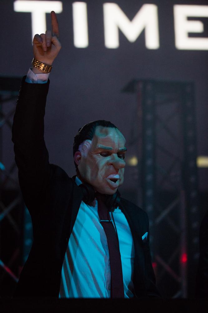 MillerTimeIrl's tweet photo. @deadprezdjs getting the crowd revved up for night! #ItsMillerTime http://t.co/kTK4auH0bW