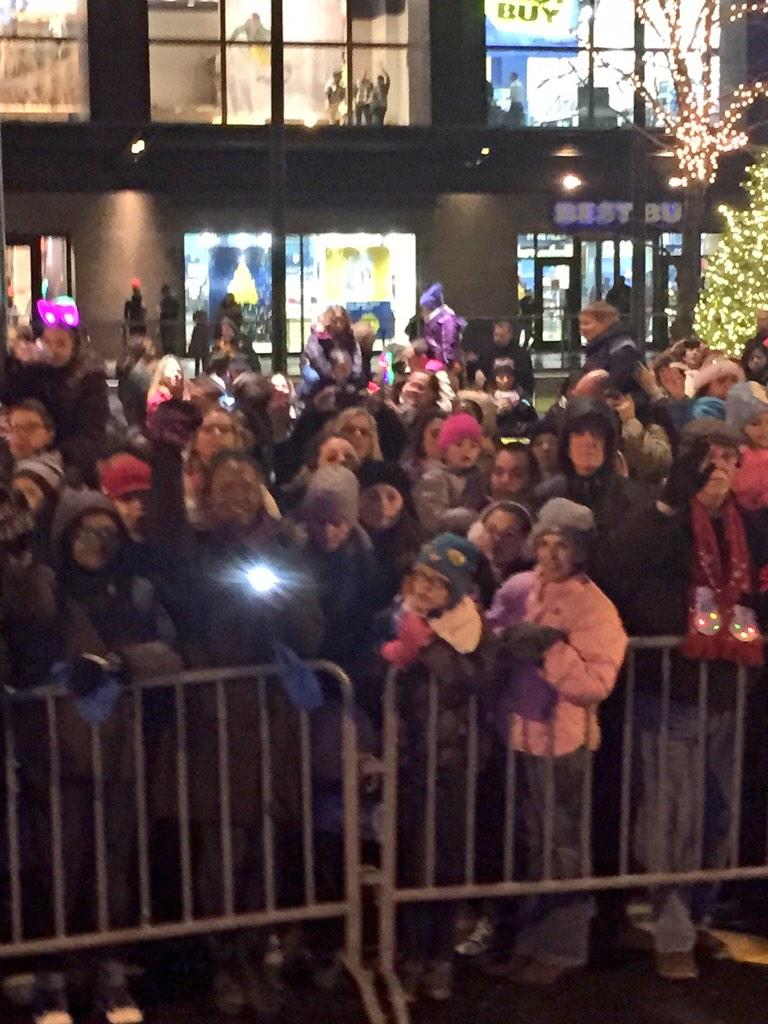 KathyBrockABC7's tweet photo. Love the holiday lights parade crowd!! http://t.co/7qYBfxgYPb