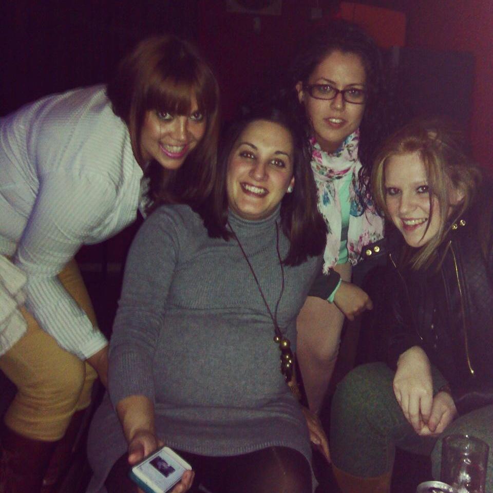 97Maria89's tweet photo. Buena nochecita chicas, con teatro incluido jaja @Raquelit2 @NatalitaFlores @volivare http://t.co/ASf3Rc7Bx3