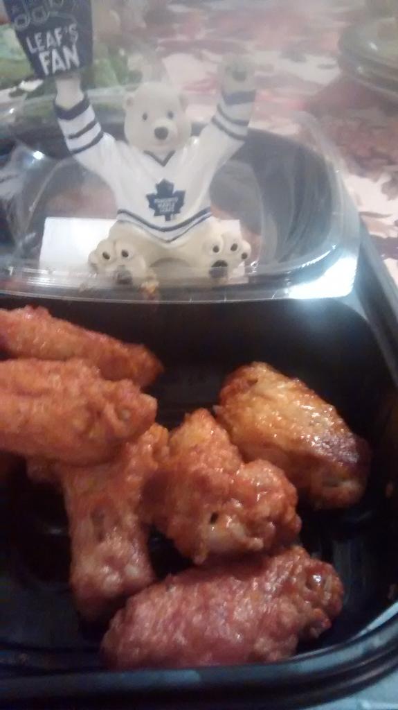 RestoCAguy's tweet photo. LOL RT @LeafsgirlSteph Looks like Carlton is in the mood for some #RedWinds #GoLeafsGo @MapleLeafs #TMLtalk http://t.co/J8HzosJujl