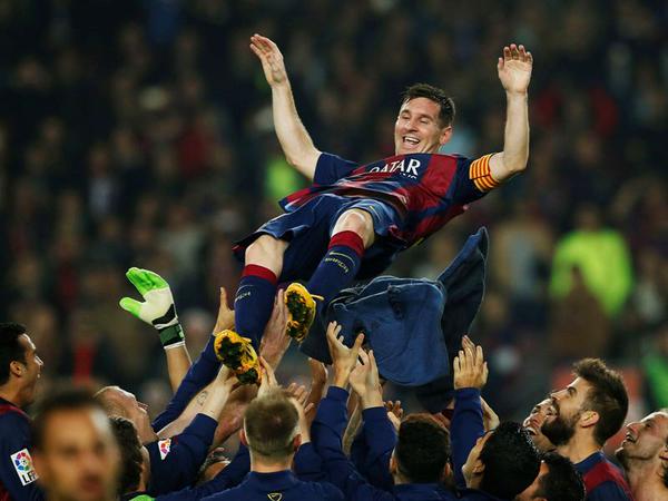 barcafans_club's tweet photo. Ketika mengangkat Messi ke udara, para punggawa Barca berteriak "Messi.. Messi.. Pemain terbaik! Terbaik.. terbaik!!" http://t.co/lRscyvoEme