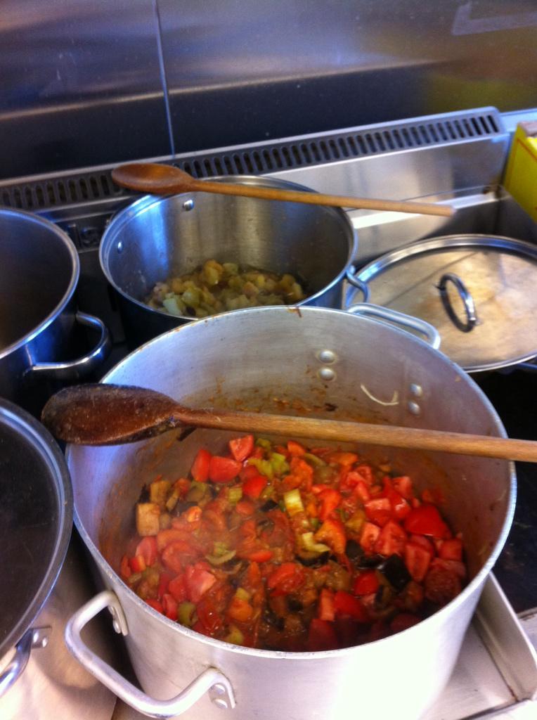 OpnTbl's tweet photo. Come to Collingwood Neighbourhood house for a #free fair feed. 12.30pm at 253 Hoddle st! #opentable #melbourne #yum http://t.co/oJuG4LeY6q
