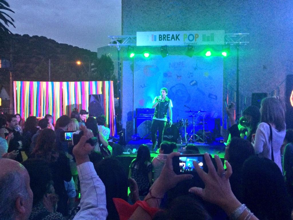 Karol_LuceroV's tweet photo. Animando Festival #BreakPop de la @UPacificoChile http://t.co/nXqNLFNVon