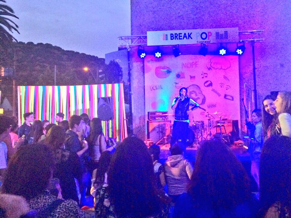 Karol_LuceroV's tweet photo. Animando Festival #BreakPop de la @UPacificoChile http://t.co/nXqNLFNVon