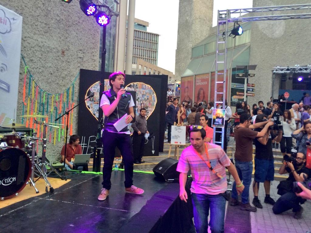 Karol_LuceroV's tweet photo. Animando Festival #BreakPop de la @UPacificoChile http://t.co/nXqNLFNVon