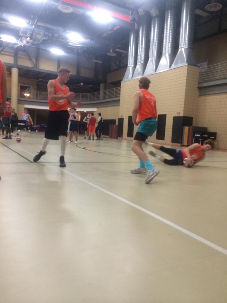 TNL2015's tweet photo. SERVES UP WINS BY 3 POINTS http://t.co/9ERls2ILeL