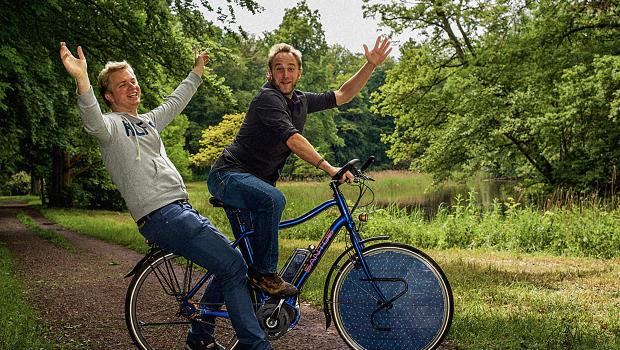 FastCoImpact's tweet photo. This solar-powered electric bike may be even greener than a regular bicycle http://t.co/fPjv07JwdJ http://t.co/S1KooFjtTH