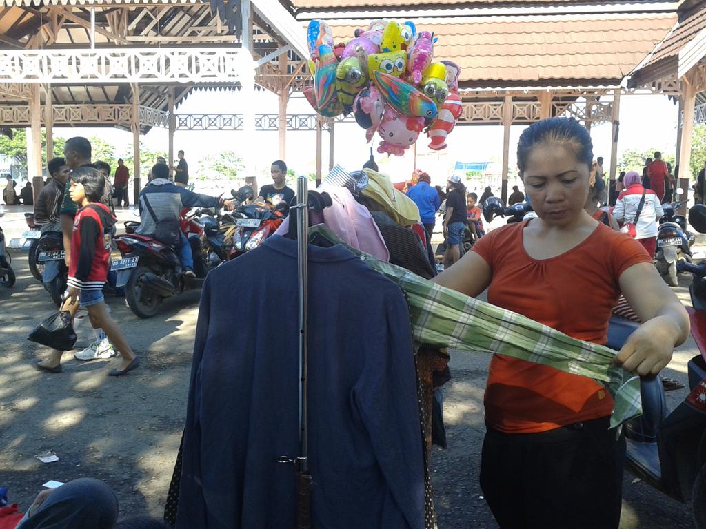 nurani_2014's tweet photo. Suasana Garege Sale hari ini di Lapangan Syeikh Yusuf. @Future_UH 
#ComingSoonNURANI2014 http://t.co/EjPxAXWcHT