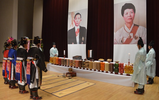 독재자를 숭배하는 우리나라 좋은나라..😠😠<a href="/QuoVadisKorea/">Kang Sungzong (呂尙 姜成宗) aka 姜小 (Jiang Xiao)</a>:이 사진을 보라
대한민국이 미치지않았는가를....
이런행사가 전국에 수천개가 넘는다. "교회 먹사새끼들은 왜 가만히 있나? 우상숭배 아냐?"