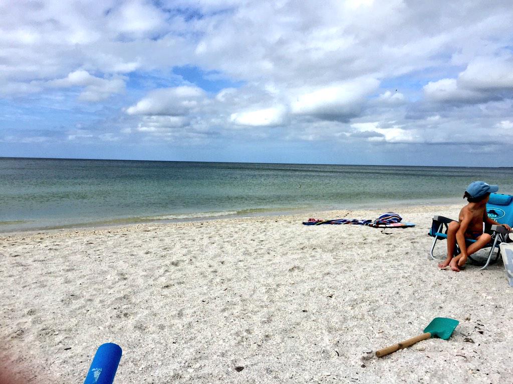 FinleyRick's tweet photo. Hanging on the beach with my homies!!! http://t.co/csoQiZ9OmV