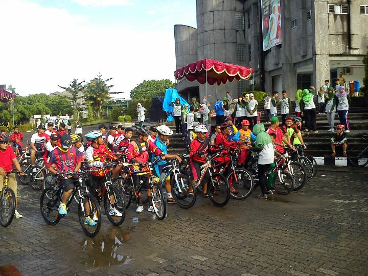_ER2014's tweet photo. sekarang sedang berlangsung Fun bike se-kota Padang di Kampus UNAND yg diselenggarakan oleh @HMTLunand http://t.co/BD39bLu0vr