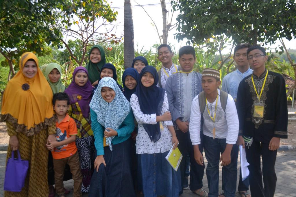 Caribbeans96's tweet photo. Yahh walaupun ga komplit yang penting foto lah sama bunda tercantik sejagat raya😘😘😘 - ndu http://t.co/phKRVx6A5b