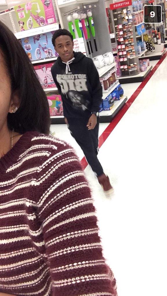 _Gotfootball23's tweet photo. Walking pass these hoes like #SCUUME http://t.co/EWWuWLOpWm