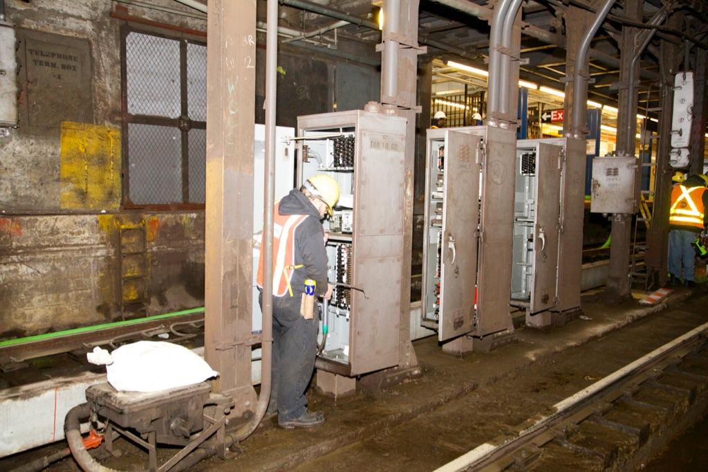NYCTSubway's tweet image. #SubwayNews While crews clean up at E.143rd St, signals and other components are being inspected, repaired.