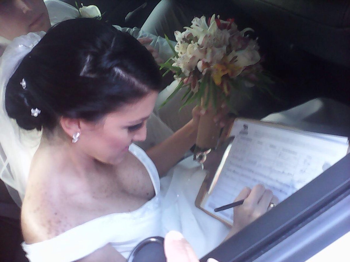 FreddyGuevaraC's tweet photo. Esta es una de las mejores fotos de la recolección de hoy: en plena boda firman por el Cambio! (cortesia JVP Aragua) http://t.co/utFapUoZXf