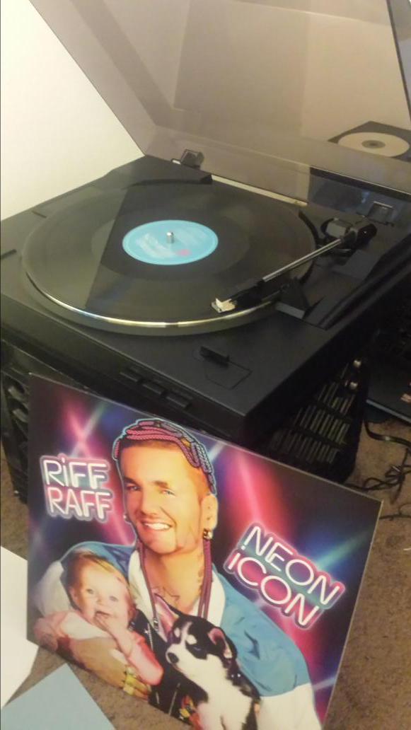 JohnMcDay's tweet photo. @JODYHiGHROLLER listening to Icon on vinyl. http://t.co/ZnSYcRxU0p