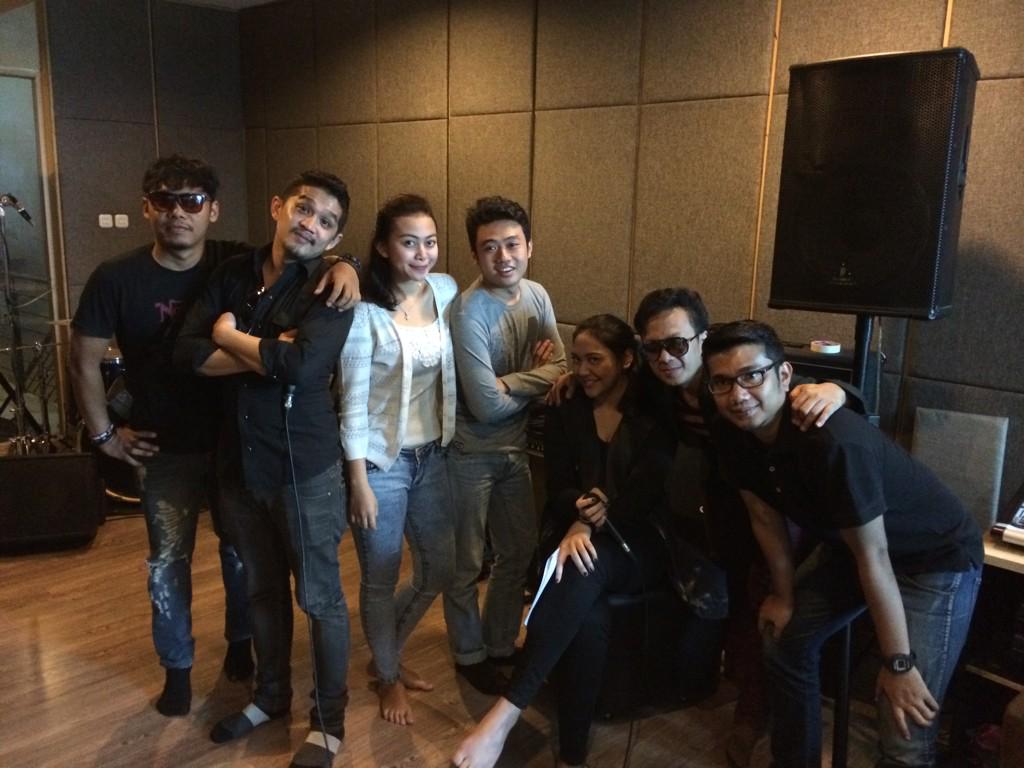 noeyjeje's tweet photo. @putri_tanjung @CreativeP_EC @ii_woi @marcelmarcelia on air at @OZRadioJakarta http://t.co/yMuEdUHZKS