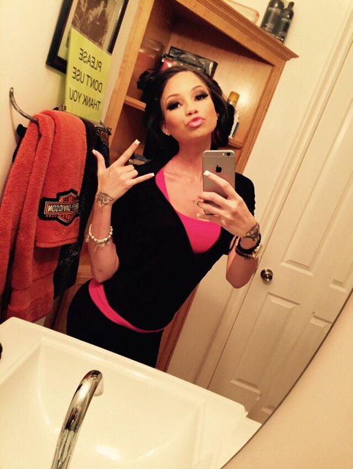 On set yesterday getting ready showing some love!!! 💛💗💖💛 http://t.co/uyzk5EnV00<a href="/tag/realhairsolong"class="tags"><span>#realhairsolong</span></a>