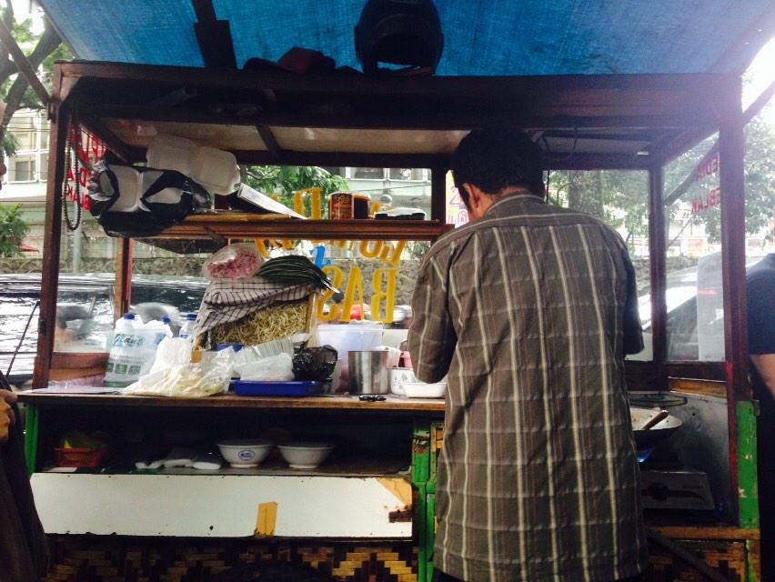 CulinaryId_com's tweet photo. Istirahat dulu setelah liat #PasarSeniITB2014  makan lumpia basah di sebelah ITB.. Endes :D :D #culinaryBandung http://t.co/1xtsLN2B6C