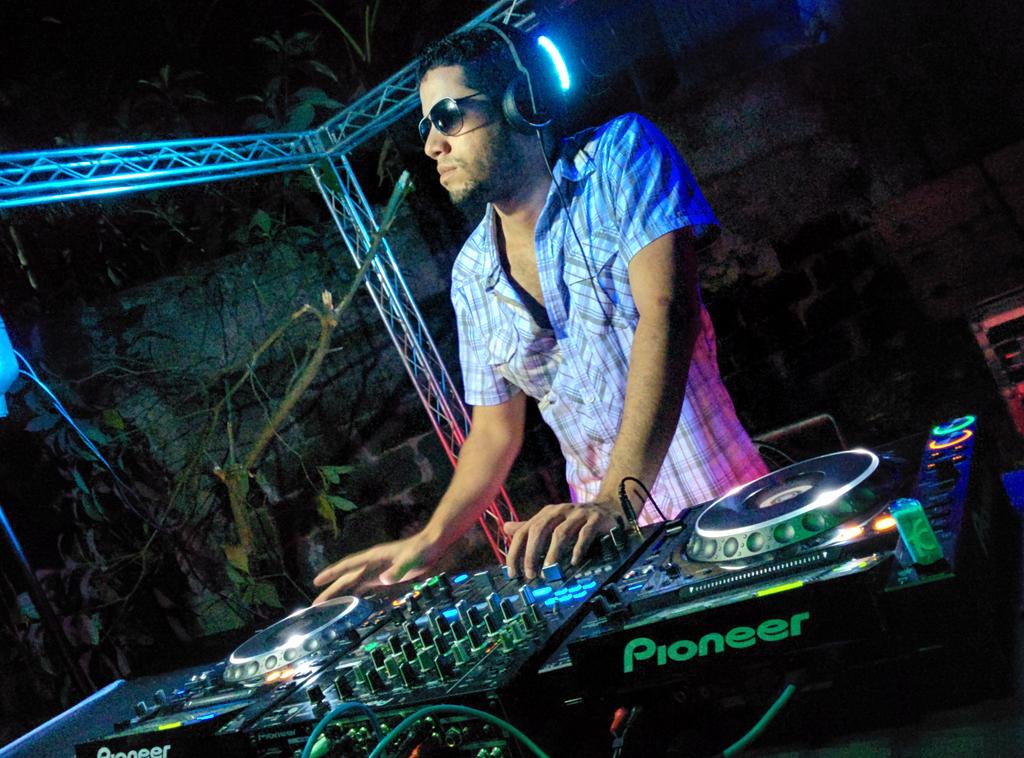 BeeRavePa's tweet photo. Ya se empieza a montar desde cuba! El gran Lex Quiroga... http://t.co/SrxXTkbp3z
