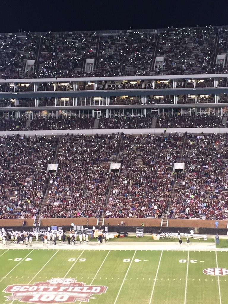 RadioWyatt's tweet photo. Cell phones out as "Don't stop believing" plays http://t.co/xeAODLjqWr