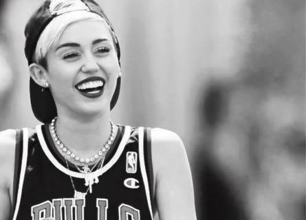 Happy Birthday Miley Cyrus. That smile.
Diosa divina c: 
Inoxidable pasión. (´:  