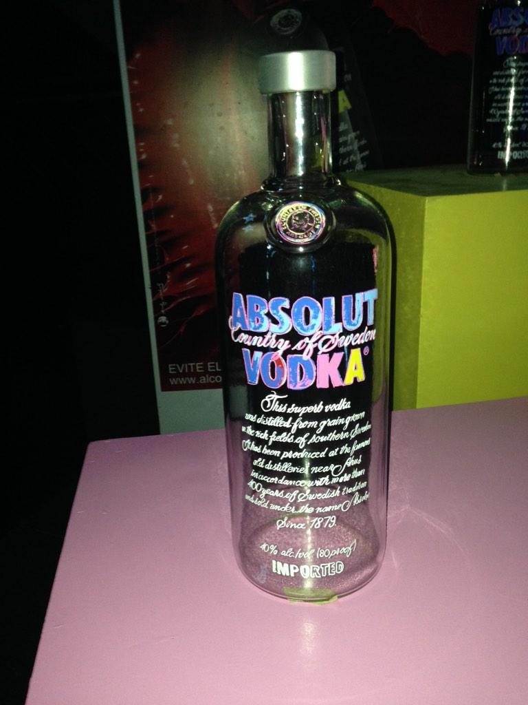 VicoMRo's tweet photo. @el_picus quiero mi botella #AbsolutWarhol big para mi #AbsolutCollection cc @absolutmexico http://t.co/XCWWLg1slb