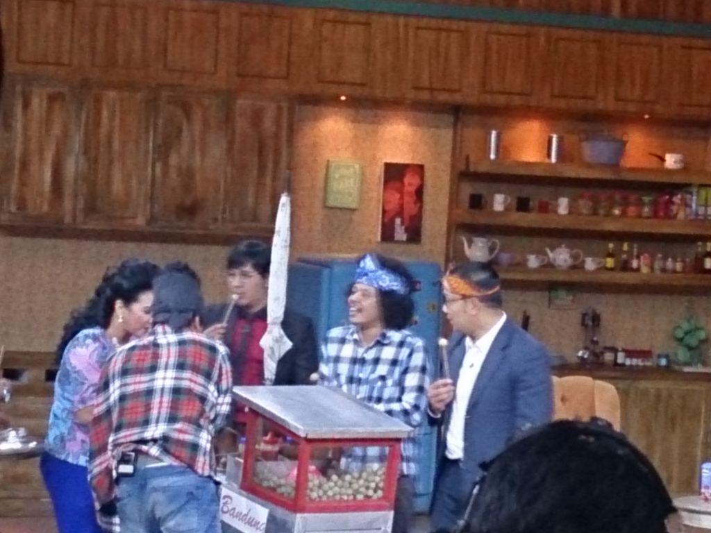 ClickBandung's tweet photo. Malam ini akan ada Kang @ridwankamil, @eddibrokoli, @manjasad dan @budi_cilok di @Ini_Talkshow jam 19.30 WIB. http://t.co/8Ut0H2Ib8q