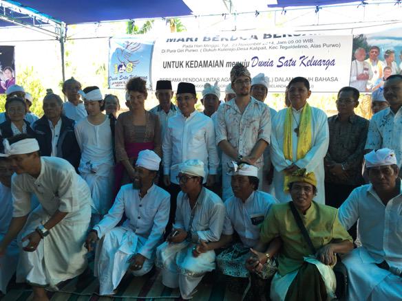 AzwarAnas_A3's tweet photo. Doa bersama lintas agama dari berbagai agama dg 8 bahasa, di Pure Giri Purwo kalipait Banyuwangi http://t.co/xOCX5yVfuh