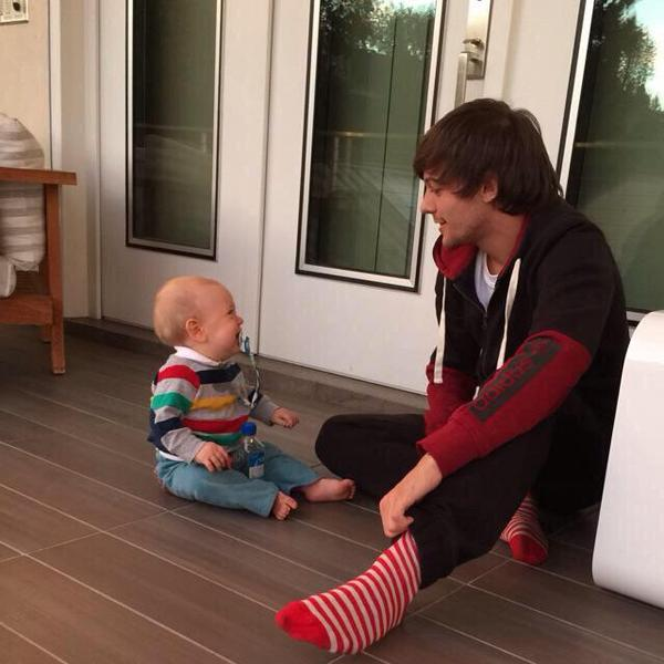 jessleal7's tweet photo. IF LOUIS WITH HIS LITTLE BROTHER ERNEST DOESN'T MAKE YOU RT, NOTHING WILL TBH..
AW HOW CUTE! 
#MTVStars One Direction http://t.co/bIJ0Dug47E