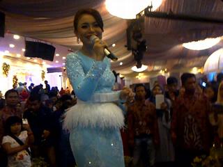 jiah_vega's tweet photo. Teh oca @mynameisrossa penampilan'y keren bingit d wedding rafly n yanti @ HBI banjarmasin,, pengen fto bareng??? http://t.co/ZITA8QSPay