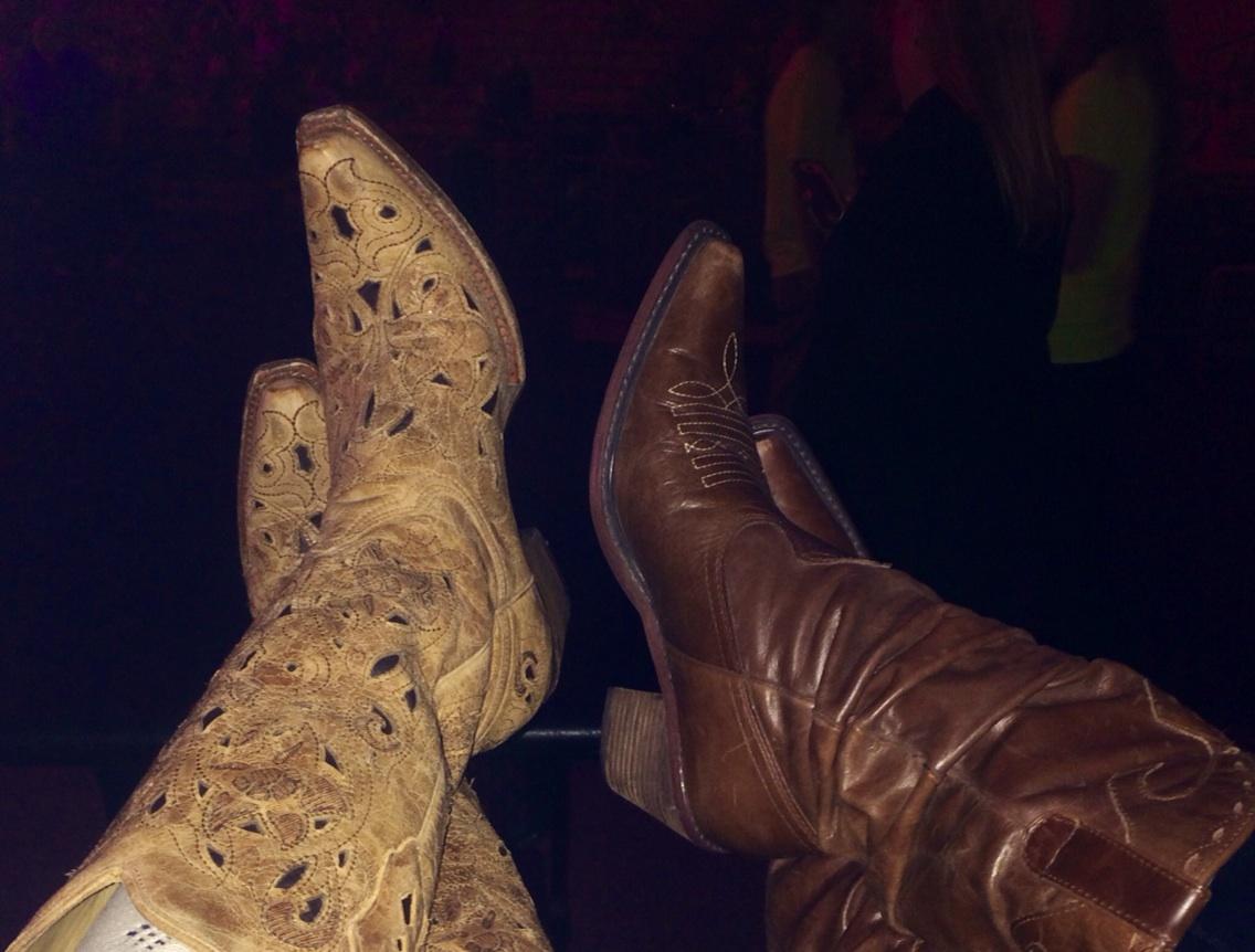 MaryLiz111's tweet photo. @DeAnn5372 and I traded in our heels for some country kicks @ChrisYoungMusic. #fromSpokane #boundtohappen http://t.co/oQxsN3T99Q