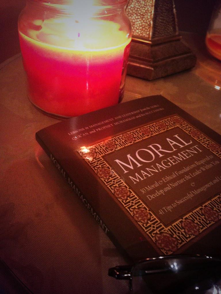 4shiza's tweet image. Abbas Rahimi is a great author! Yes I wear glasses 🙈👓 #midnightreading #MySaturdayNight