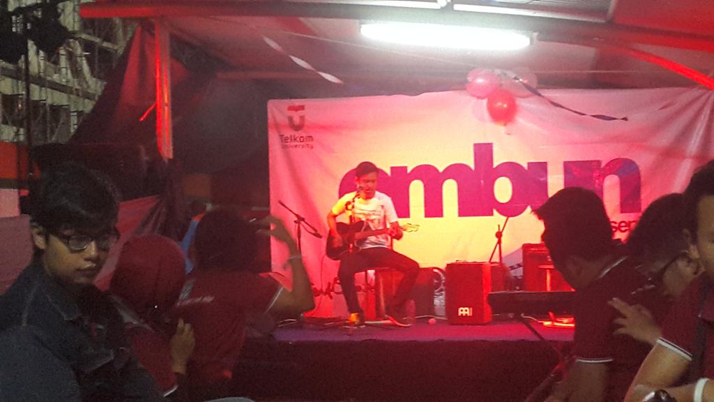 [LT] Masih dari ulang tahun <a href="/embunUniTel/">Bengkel Seni Embun</a> penampilan solo karir dari <a href="/Anggapputra_/">Angga Perdhana P</a> yang dalem bangeet :(