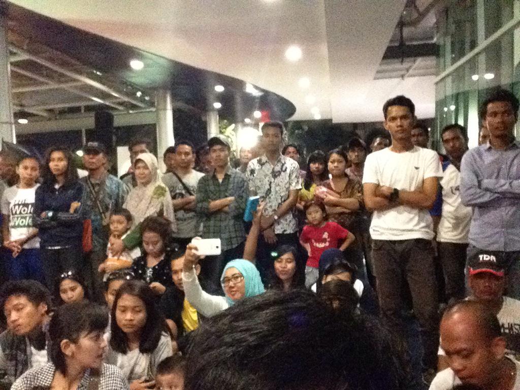 saweransPRSDN's tweet photo. @neo_rap feat @ikmaltobing jadi magnet kedua di #saweransaudara http://t.co/ONPnTY8yIp