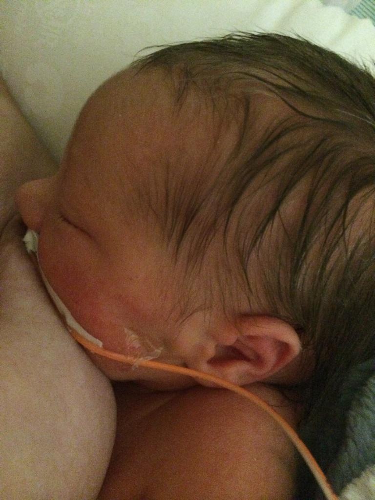 _emmy1379's tweet photo. @PumpEase My 1 day old newborn preemie son nursing for the 1st time!!! Very happy mommy!!!! #preemies  #inlove http://t.co/xMBkJ66GN3