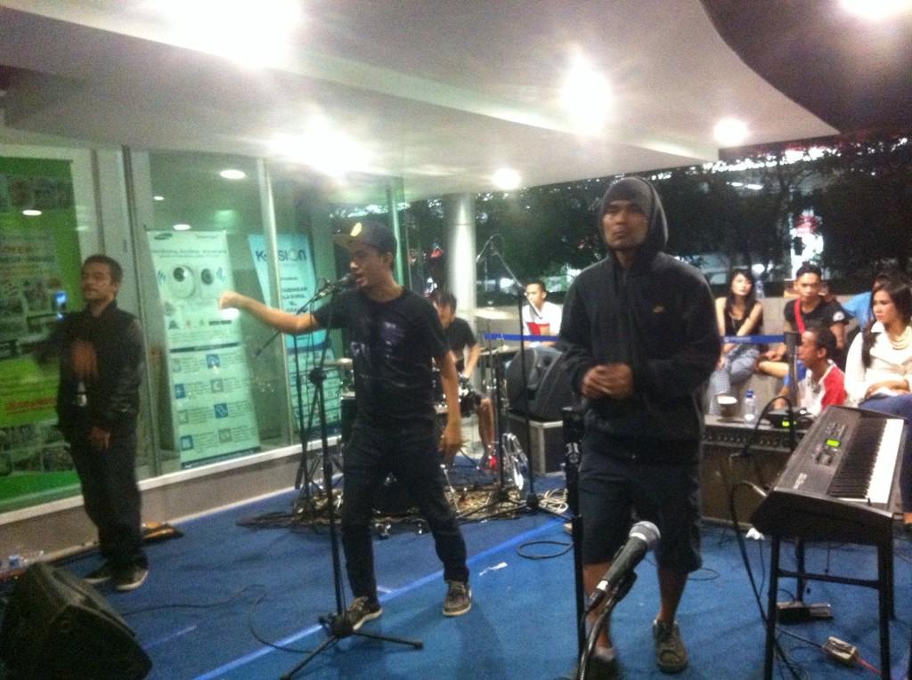 nastary's tweet photo. Dua perform terakhir @saweransPRSDN lobby @gramediamatraman wiihii Neo , lalu iwa k http://t.co/gg0imBGU1Z