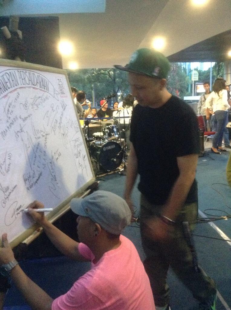 saweransPRSDN's tweet photo. Setelah bunyi pager @SwtMrtbk tanda tangan dulu di aksi galang dana #saweransaudara @gramedmatraman http://t.co/rAuy4wiwQC