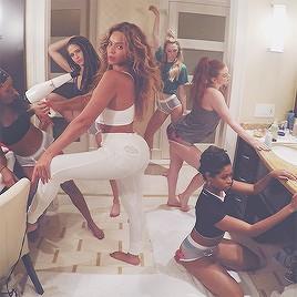 Minipux's tweet photo. Is it just me or did Bey break the internet? Ummmmm 🙇 http://t.co/W8ZPMXMt9x