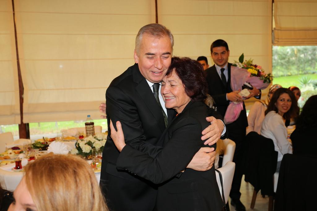 Öğretmenler günü etkinliğimizde ilkokul öğretmenim Raziye Kapukıran sürprizi ile karşılaşmanın mutluluğunu yaşadım.