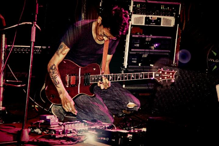 Send_ID's tweet photo. @Send_ID: Lastnight perform at maitrin bar and lounge...mr.guitarist @LeonhardtSEND http://t.co/nmidWpTT4w