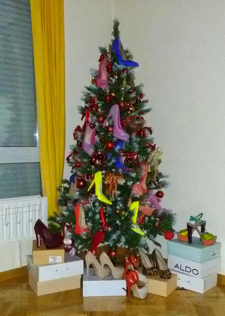 ASAnnySilva's tweet photo. Que el Papá Noel nos traiga muchos zapatos. #FelizNavidad http://t.co/Hw48nkjNBG